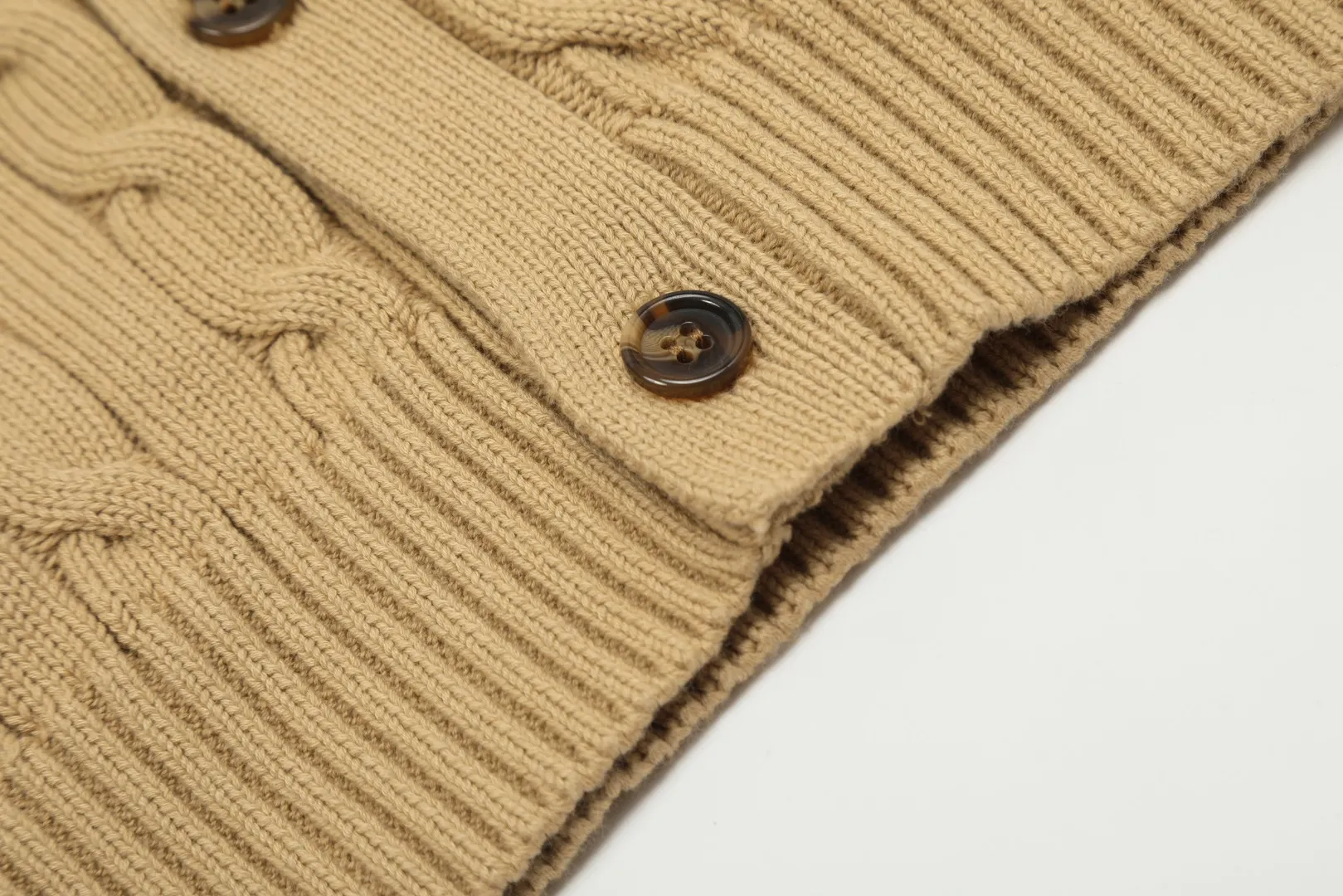 P270 Top quality" Style number: DS013# [Ralph Lauren V-neck solid color pony embroidered logo twist knitted cardigan] ✅Ralph Lauren classic basic versatile all-season couple knitted cardigan jacket ✅Main supplier platform live broadcast Wholesale entities will be replenished if out of stock, will not be removed from the shelves ✅ZP quality 1:1 version Scan the code to enter the GF website Counter quality ✅Detailed quality The only one in Guangzhou Imported quality cotton yarn, focusing on high-end Needless to say, cost-effective and good quality. ✅The version is restored to the original size. The maximum size can be worn up to 200 pounds. Loose, comfortable and stress-free. ✅The upper body is simple and easy to match. A must-have for ootd. Good-looking clothes are never picky. A must-have for men and women with the same style. Recommended for couples. Size: S-XL. Color: black, navy, off-white, gray, light blue, khaki.
